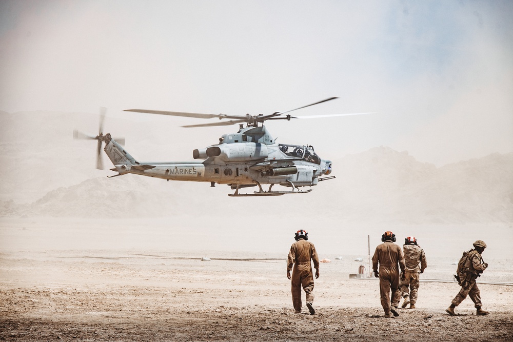 HMLA-367 conducts FARP training