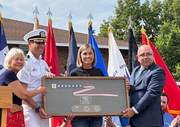 USS Iowa Presents Commissioning Pennant to Namesake State
