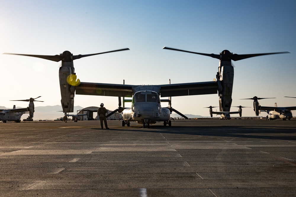VMM-165 and HMH-361 conduct insert operations during SLTE 4-25