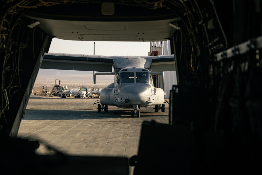 VMM-165 and HMH-361 conduct insert operations during SLTE 4-25