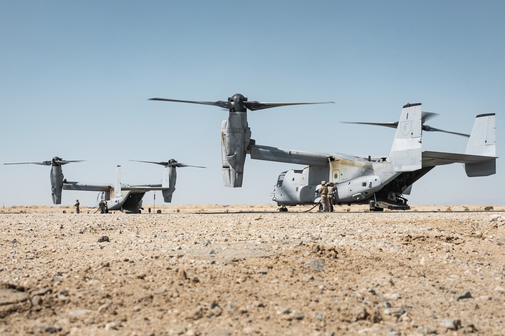 VMM-165 and HMH-361 conduct insert operations during SLTE 4-25