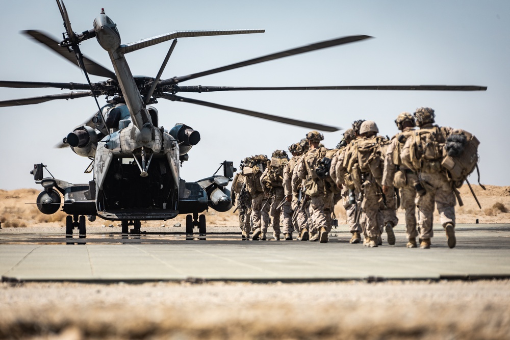 VMM-165 and HMH-361 conduct insert operations during SLTE 4-25