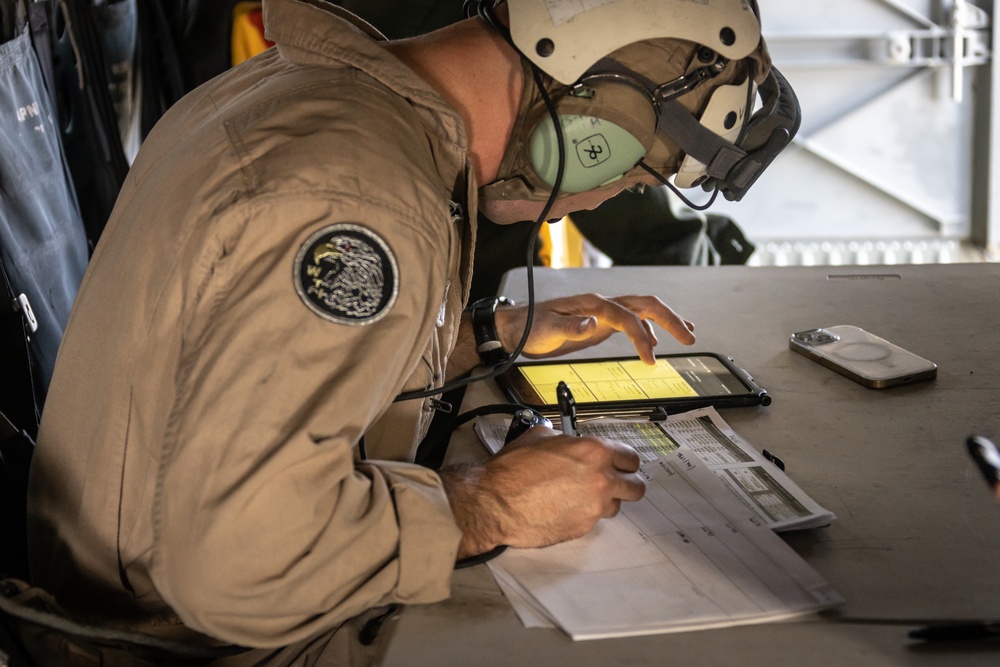VMM-165 and HMH-361 conduct insert operations during SLTE 4-25