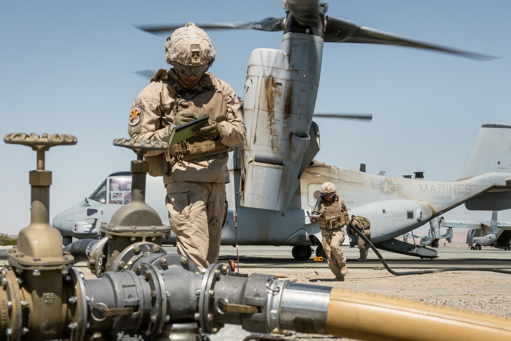 VMM-165 and MWSS-371 conduct refueling and insert operations during SLTE 4-25
