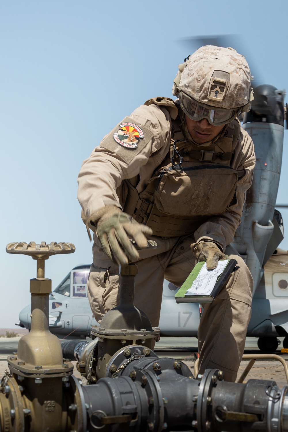 VMM-165 and MWSS-371 conduct refueling and insert operations during SLTE 4-25