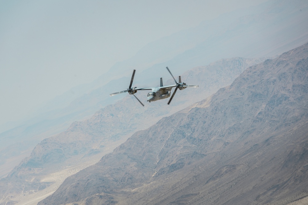 VMM-165 and MWSS-371 conduct refueling and insert operations during SLTE 4-25