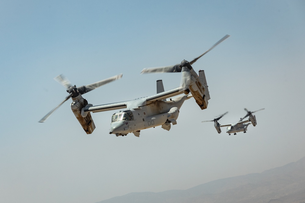 VMM-165 and MWSS-371 conduct refueling and insert operations during SLTE 4-25