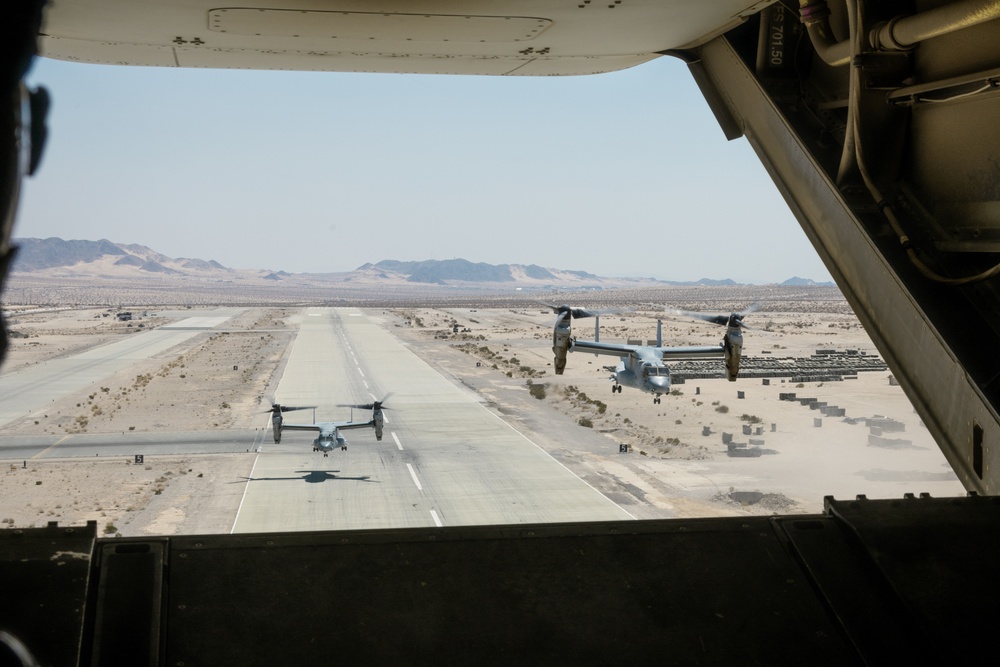 VMM-165 and MWSS-371 conduct refueling and insert operations during SLTE 4-25