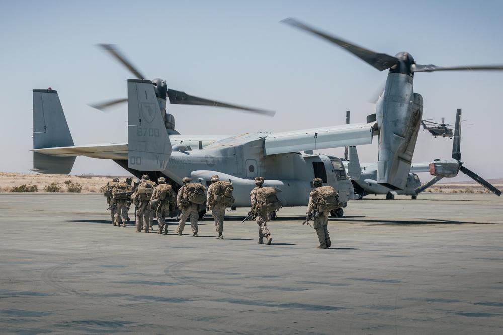 VMM-165 and MWSS-371 conduct refueling and insert operations during SLTE 4-25