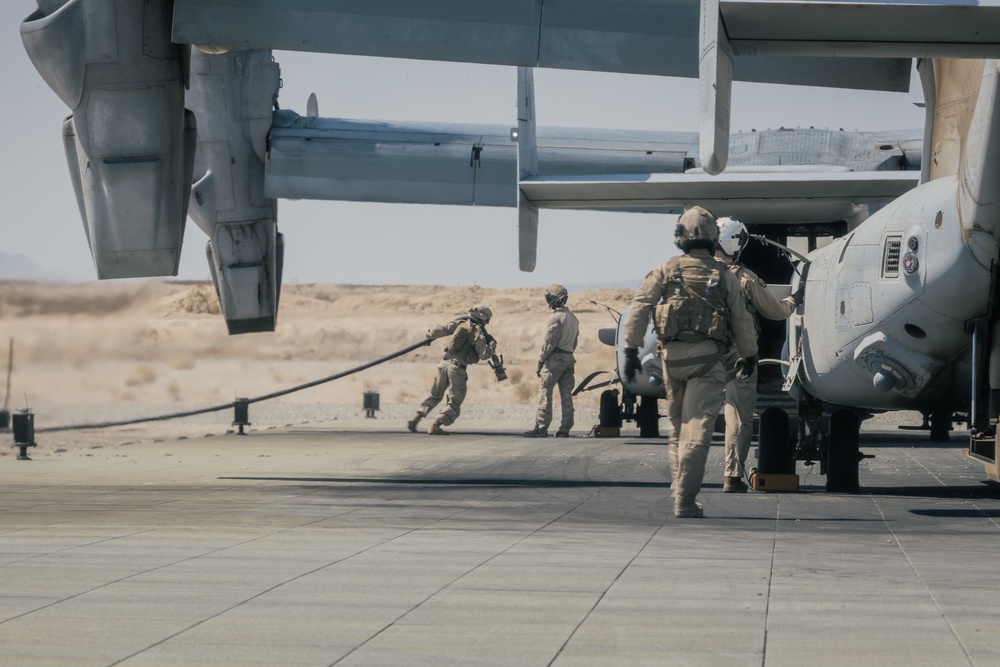 VMM-165 and MWSS-371 conduct refueling and insert operations during SLTE 4-25