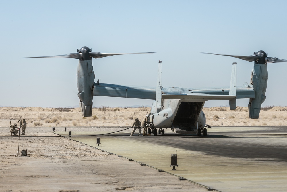 VMM-165 and MWSS-371 conduct refueling and insert operations during SLTE 4-25