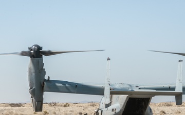VMM-165 and MWSS-371 conduct refueling and insert operations during SLTE 4-25