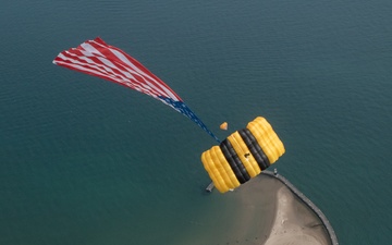 U.S. Army Parachute Team jumps for Chicago Air and Water Show