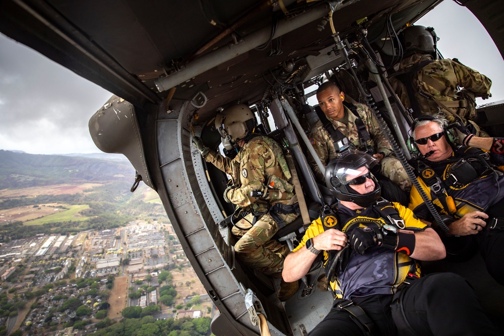 25th CAB Flies with SOCOM Para-Commandos