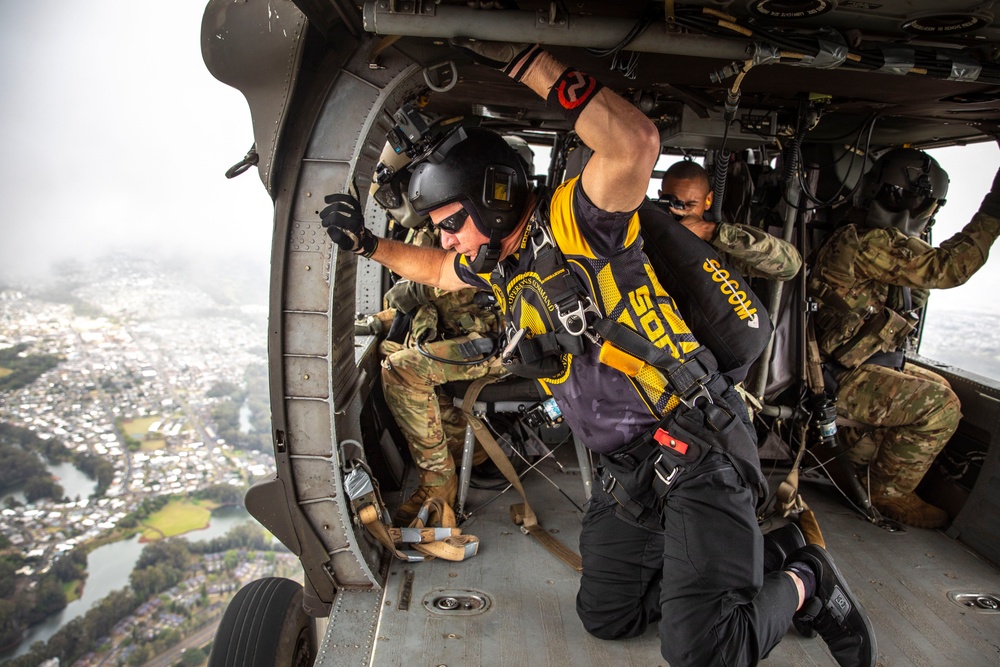 25th CAB Flies with SOCOM Para-Commandos