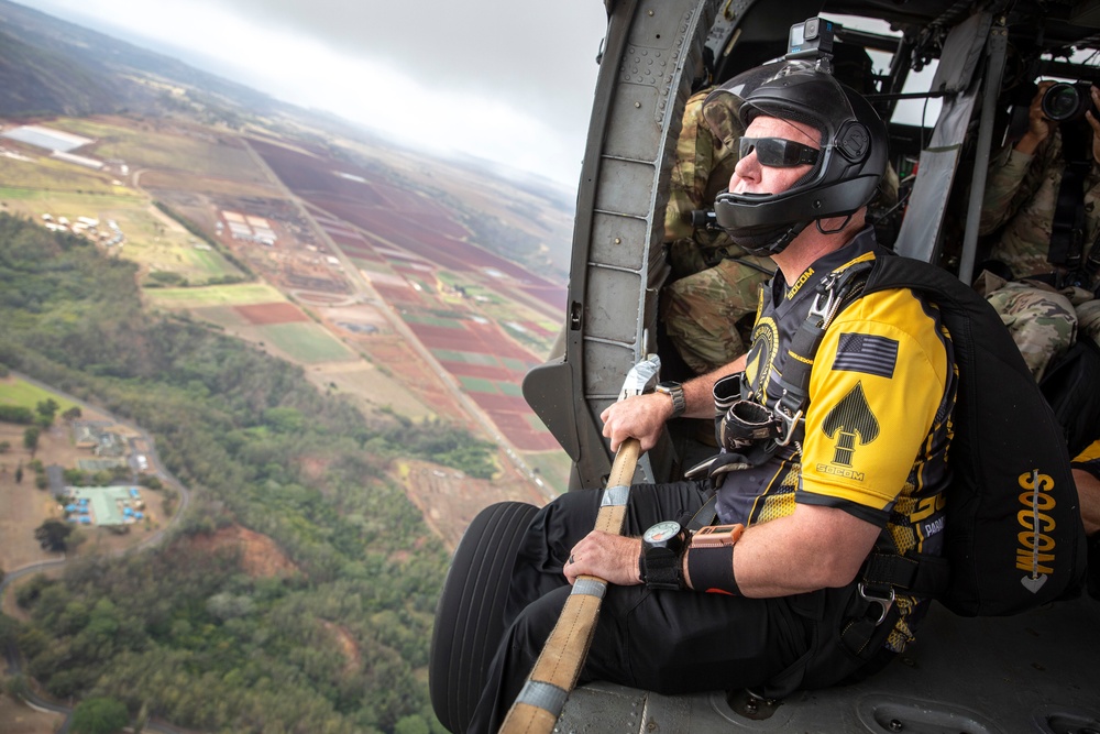 25th CAB Flies with SOCOM Para-Commandos