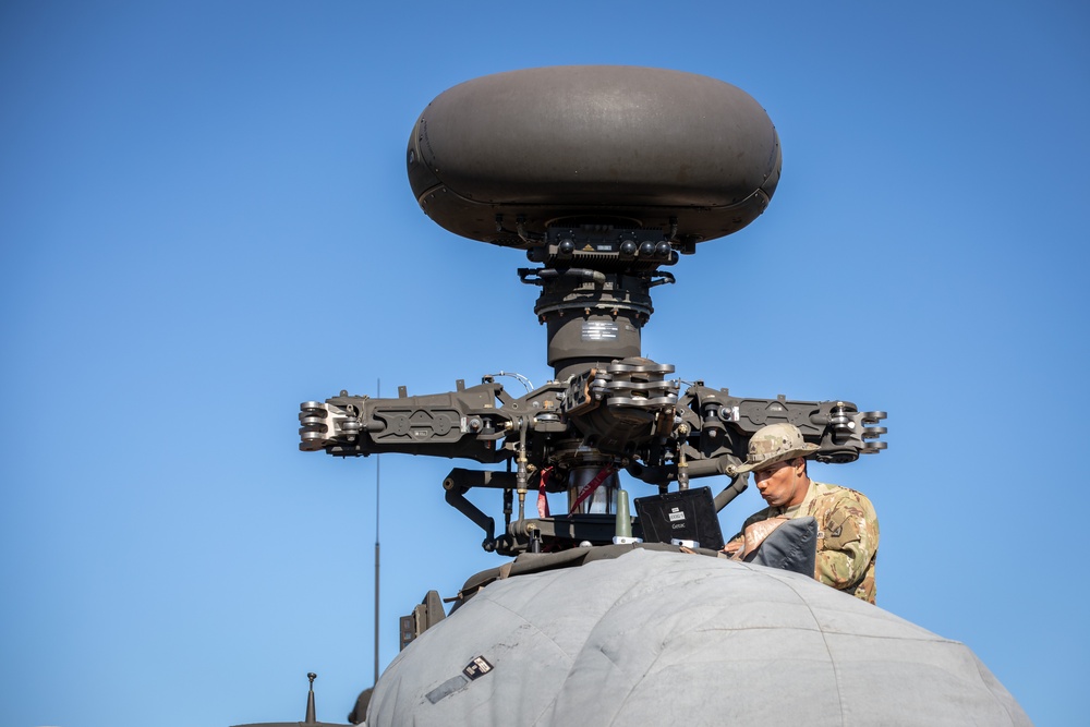 25th CAB Repairs Rotor Head of AH-64 Apache