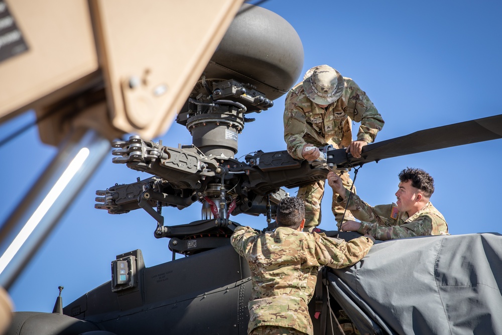 25th CAB Repairs Rotor Head of AH-64 Apache