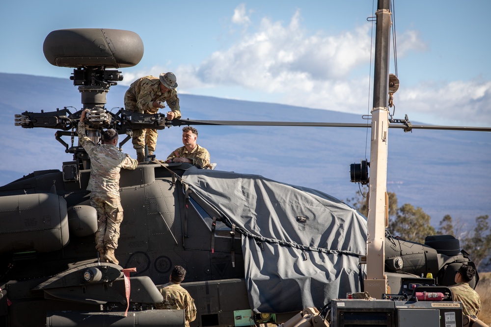 25th CAB Repairs Rotor Head of AH-64 Apache