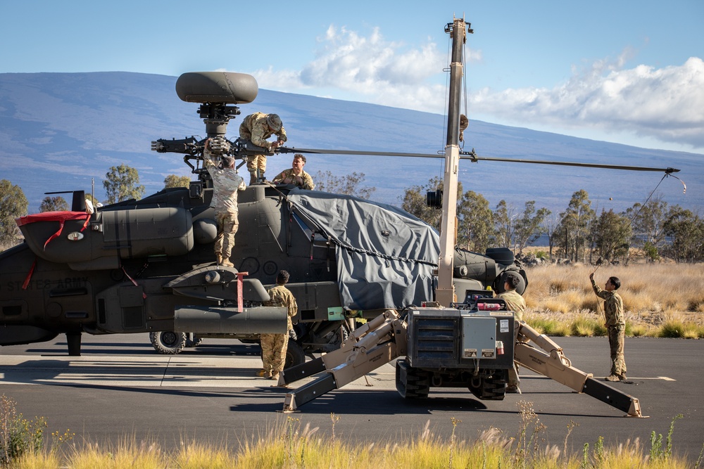 25th CAB Repairs Rotor Head of AH-64 Apache