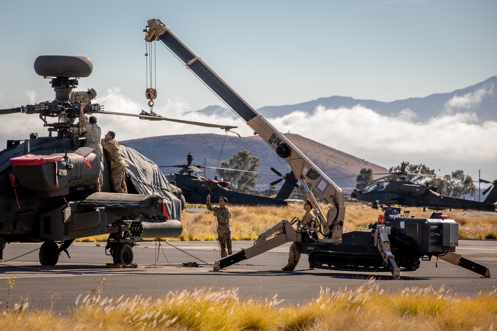 25th CAB Repairs Rotor Head of AH-64 Apache