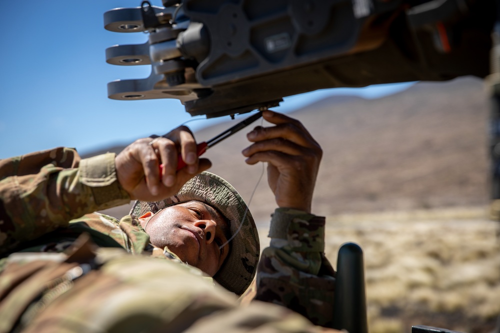 25th CAB Repairs Rotor Head of AH-64 Apache