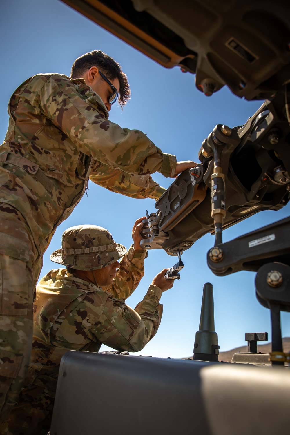 25th CAB Repairs Rotor Head of AH-64 Apache