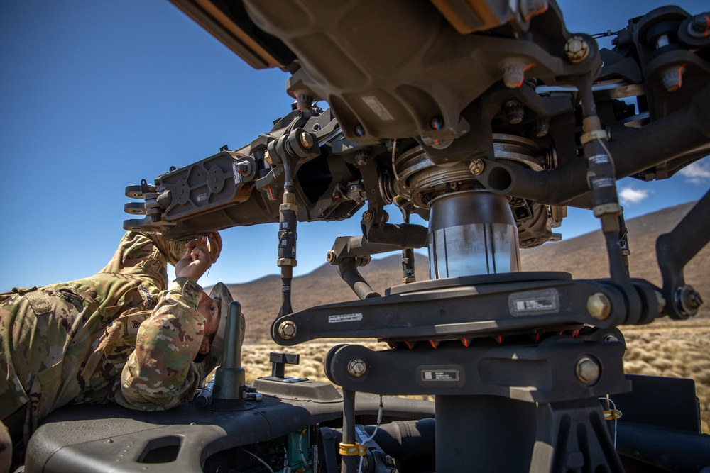 25th CAB Repairs Rotor Head of AH-64 Apache