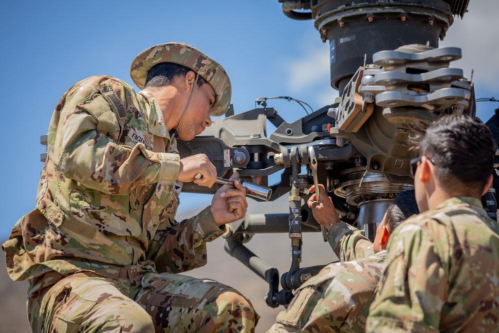25th CAB Repairs Rotor Head of AH-64 Apache