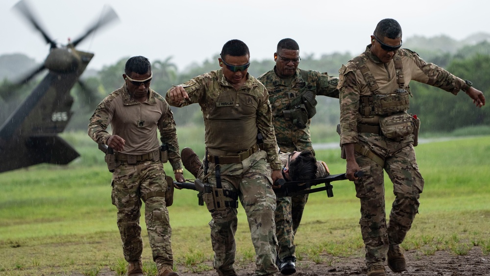Panamanian and U.S. Forces conduct jungle MEDEVAC training