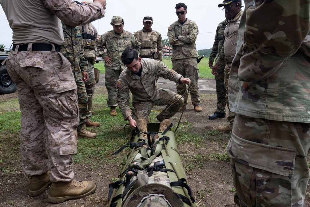 Panamanian and U.S. Forces conduct jungle MEDEVAC training