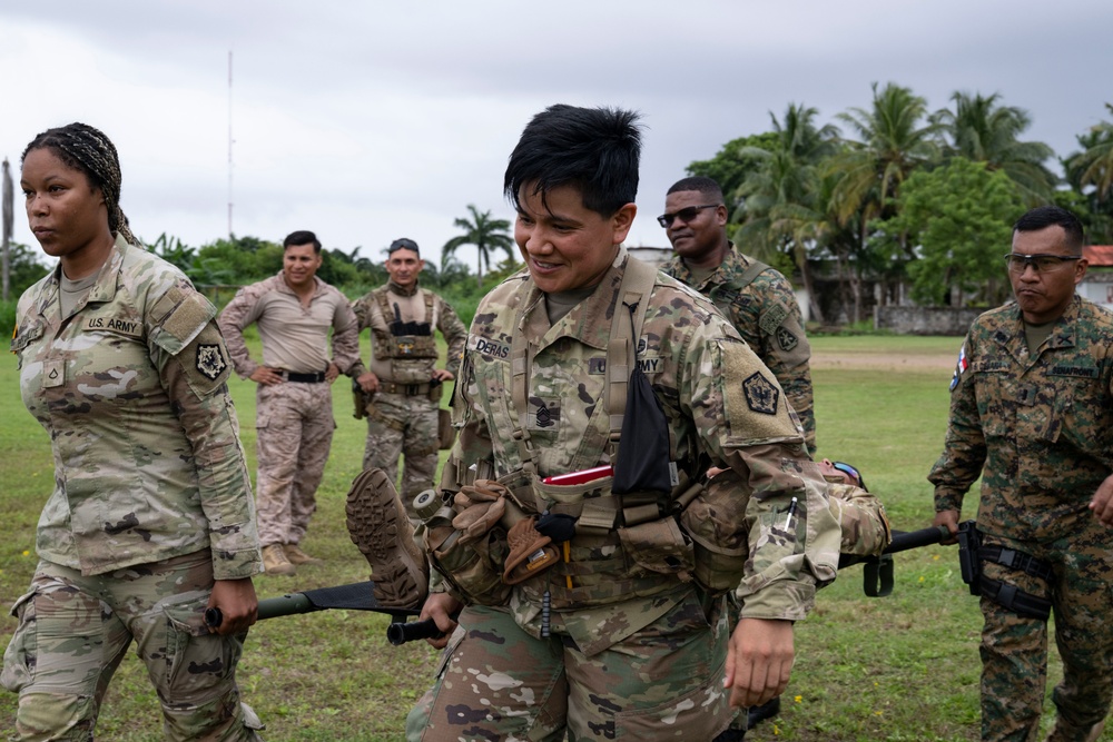 Panamanian and U.S. Forces conduct jungle MEDEVAC training