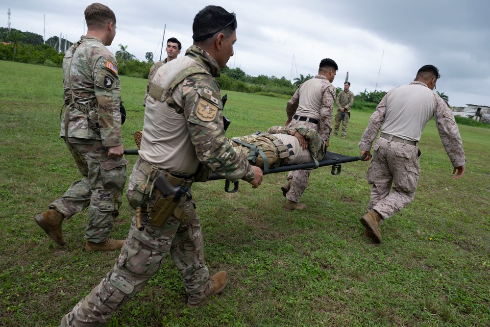 Panamanian and U.S. Forces conduct jungle MEDEVAC training