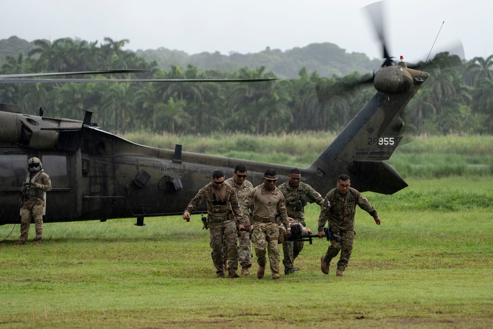 Panamanian and U.S. Forces conduct jungle MEDEVAC training