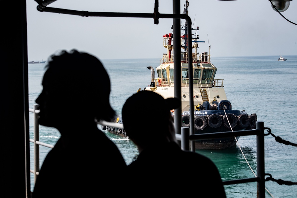 Nimitz Conducts Mooring Operations