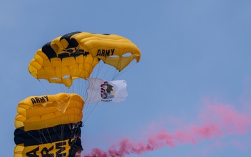 U.S. Army Parachute Team jumps for Chicago Air and Water Show