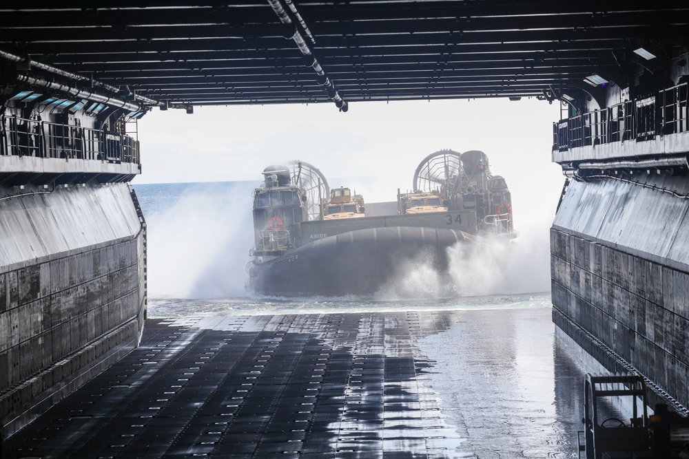USS Iwo Jima Onloads the 22nd MEU(SOC)
