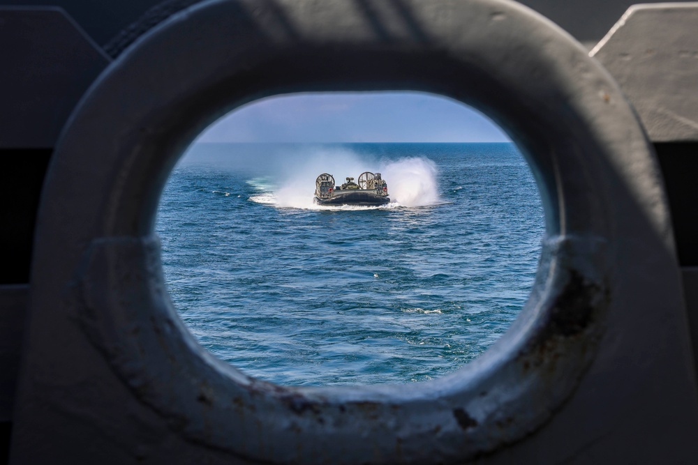 USS Iwo Jima Onloads the 22nd MEU(SOC)