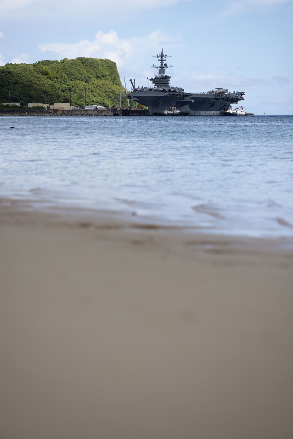 USS George Washington (CVN 73) arrives in Guam for a port visit