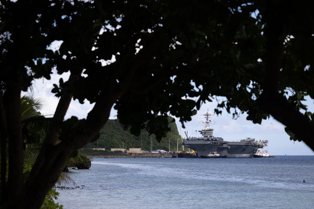USS George Washington (CVN 73) arrives in Guam for a port visit