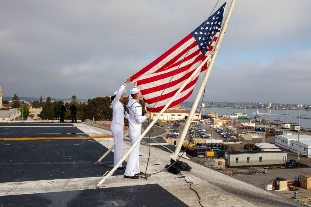 Abraham Lincoln pulls in to San Diego