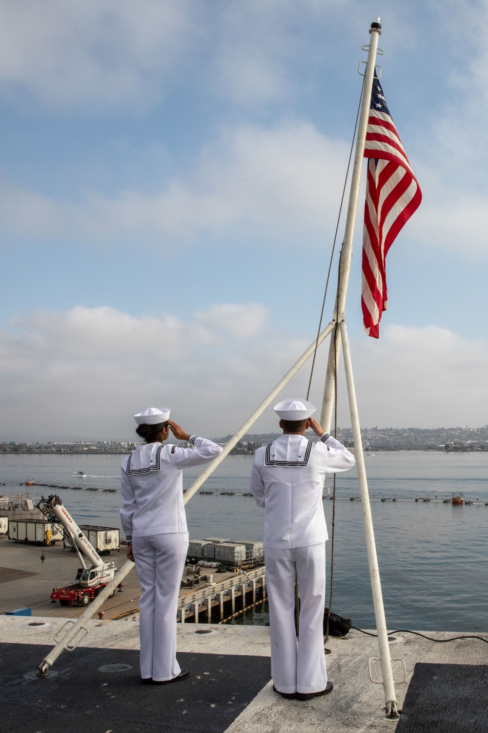 Abraham Lincoln pulls in to San Diego