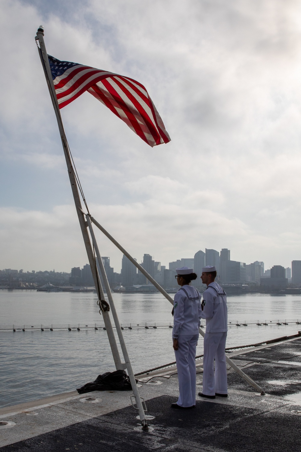 Abraham Lincoln pulls in to San Diego