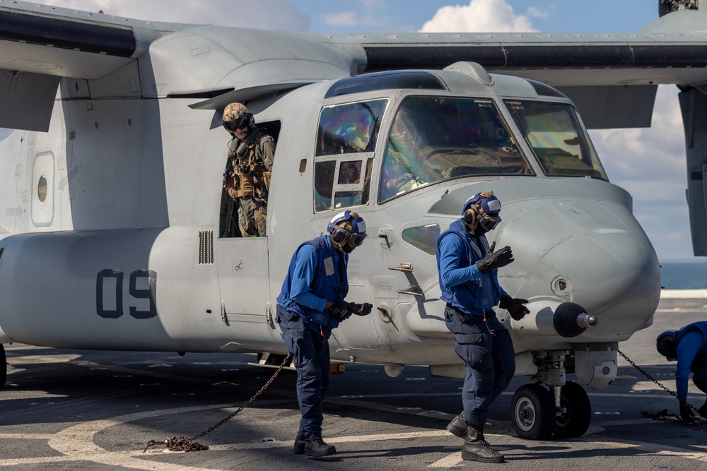 22nd MEU(SOC) | VMM-263 (REIN) Onloads Personnel and Equipment for Deployment