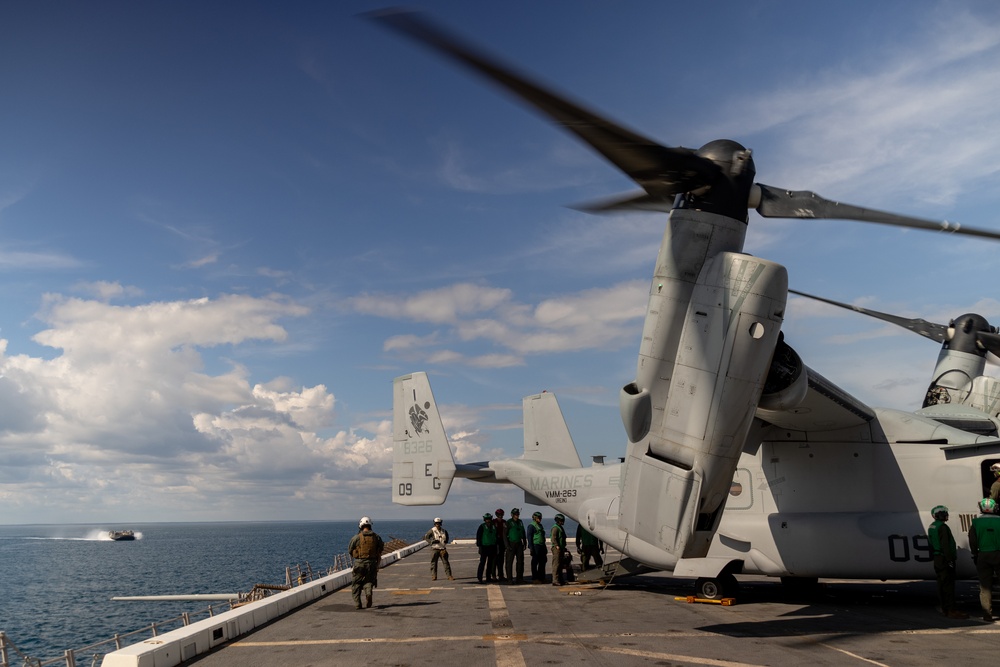 22nd MEU(SOC) | VMM-263 (REIN) Onloads Personnel and Equipment for Deployment