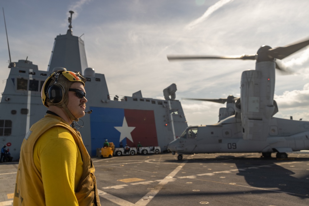 22nd MEU(SOC) | VMM-263 (REIN) Onloads Personnel and Equipment for Deployment