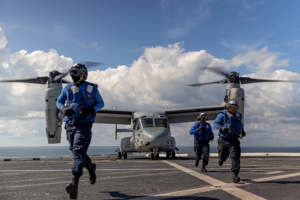 22nd MEU(SOC) | VMM-263 (REIN) Onloads Personnel and Equipment for Deployment
