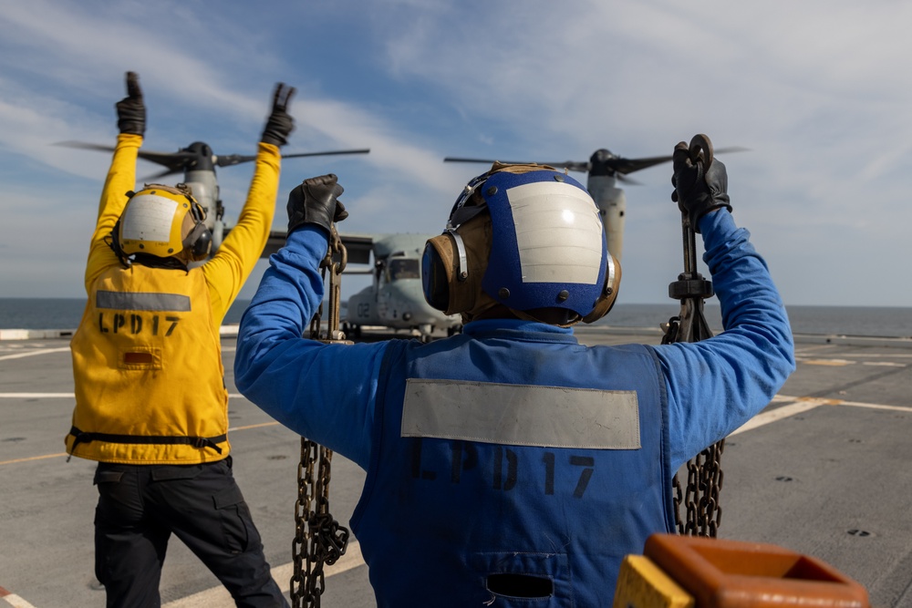 22nd MEU(SOC) | VMM-263 (REIN) Onloads Personnel and Equipment for Deployment