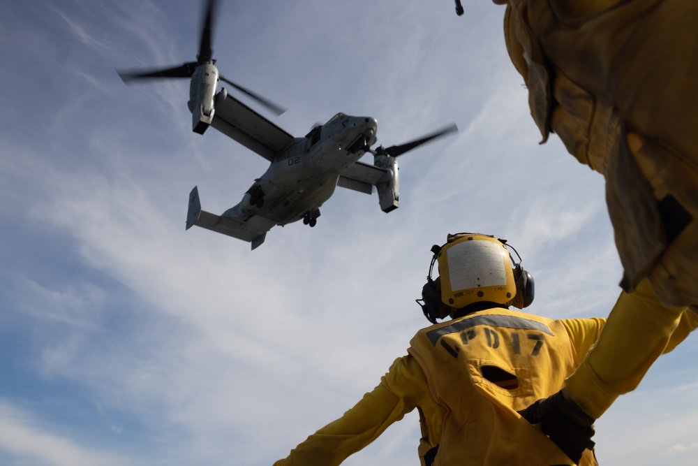 22nd MEU(SOC) | VMM-263 (REIN) Onloads Personnel and Equipment for Deployment