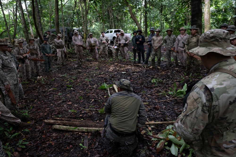 Panamanian and U.S. Forces conduct jungle orientation course